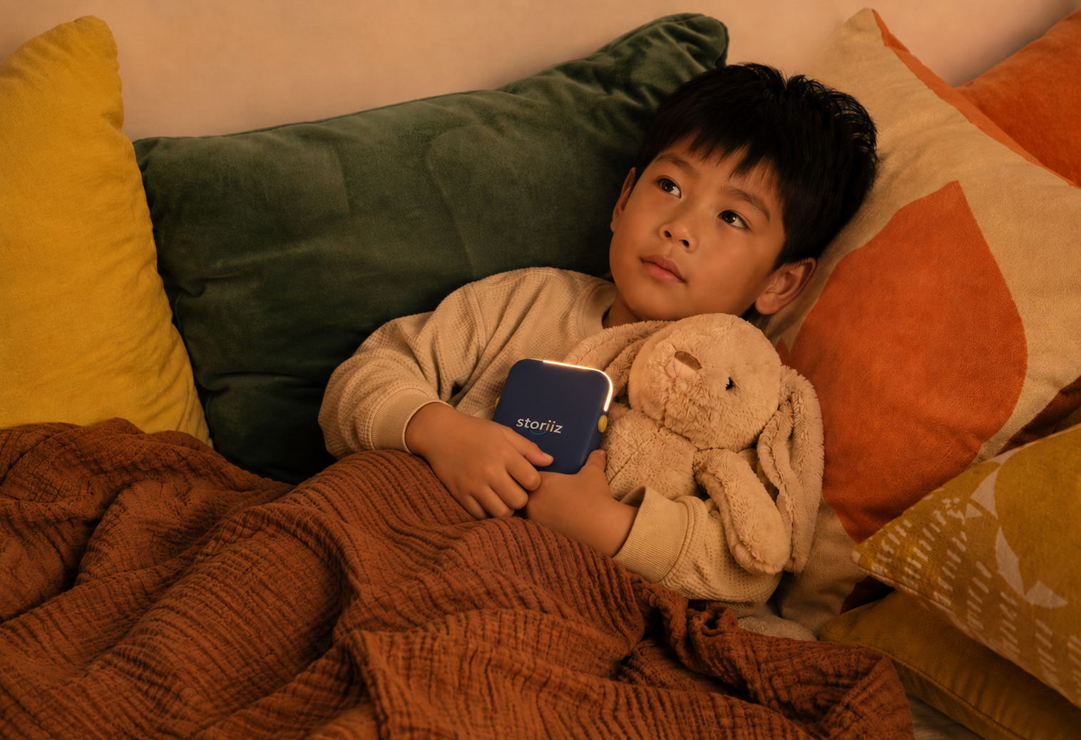 Enfant qui écoute Storiiz dans son lit